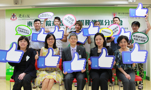 東華三院於五月十六日舉行「東華三院戒煙綜合服務傳媒分享會」,並由東華三院社服總主任姚子樑先生(前排中)與東華三院戒煙綜合服務中心主任陳靜嫻小姐(前排左一)簡介中心嶄新的網上互動戒煙平台。此外,更邀得衛生署控煙辦公室主管黃宏醫生(前排右二)簡介衛生署綜合戒煙熱線。