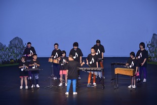 學生在畢業典禮演奏樂器,充分展示他們的音樂才華。