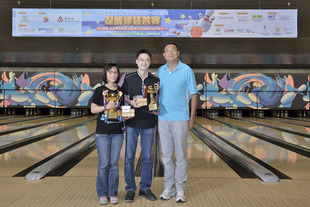 東華三院主席施榮恆先生(右一)頒獎予慈善名人盃冠軍的得獎隊伍。