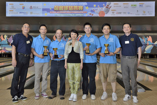 籌委會聯席主席馮少雲總理(中)頒獎予金銀業貿易場慈善基金盃殿軍的得獎隊伍。