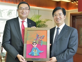 東華三院施榮恆主席率領訪京團拜訪國家教育部,並致送紀念品予國家教育部杜玉波副部長(右)。