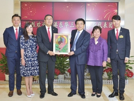 東華三院施榮恆主席及董事局四位副主席向國家中醫藥管理局于文明副局長(右三)致送紀念品。