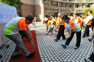 東華三院主席施榮恆先生聯同物理治療師及職業治療師於誓師大會上帶領一眾運動員做熱身操，為即將開展的一連串訓練揭開序幕。