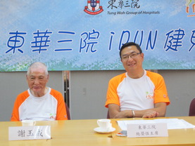 首次擔任伴跑員的東華三院主席施榮恆先生(右),將陪同最年長參賽者謝玉成(左)參與「名人跑」,謝玉成笑言今次伙拍施主席參加比賽希望奪金。