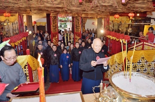 東華三院己酉年主席黎時煖BBS太平紳士(前)為秋祭典禮主祭，並由應屆東華三院主席施榮恆暨全體總理陪祭。