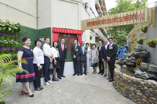 香港行政會議非官守議員陳智思GBS太平紳士(右七)與東華三院榮譽校監施榮恆主席(左五)及嘉賓於施榮恆自然教育徑碑記揭幕儀式後合照。