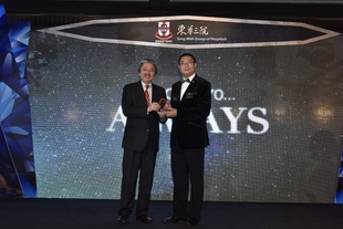 香港特別行政區財政司司長曾俊華先生GBM太平紳士(左)致送紀念品予鑽石贊助人東華三院主席暨籌委會聯席主席施榮恆先生。