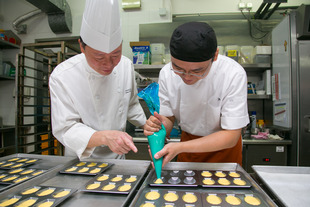iBakery與沙田凱悅酒店餅廚Kelvin（左）一同合作推出新產品「柚子貝殼蛋糕」。