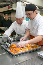 iBakery與沙田凱悅酒店餅廚Kelvin（左）一同合作推出新產品「柚子貝殼蛋糕」。