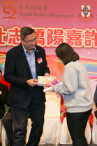 東華三院主席施榮恆先生（左圖左）及社會福利署署長葉文娟女士（右圖左）頒發「最佳成就獎」予得獎者。