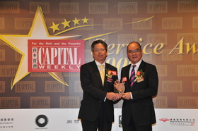 李三元主席（右）頒發「CAPITAL WEEKLY網上理財服務大獎」予中國銀行（香港）分銷網絡直銷銀行主管王煒生先生。