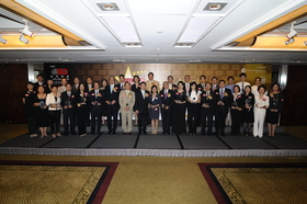 李三元主席（前排右九）與其他頒獎嘉賓及獲獎企業代表於頒獎典禮上合照。