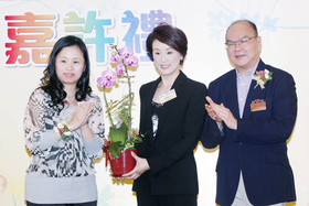 MaBelle鑽飾有限公司何秀嫻行政總裁（左）致送紀念品予蓋鳴暉小姐（中），由李三元主席陪同。