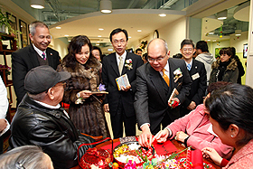 聶德權署長(右三)及陳婉珍博士(右四)參觀東華三院鄒蓮女士長者日間護理中心。