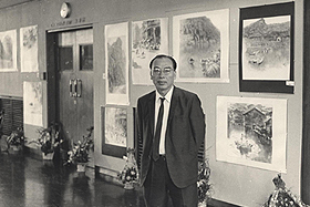 吳澤洪先生於1968年9月在大會堂舉行的個人畫展上留影。