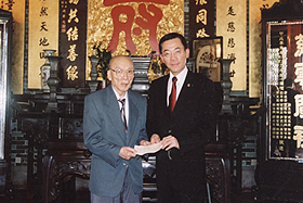 2003年東華三院前任主席楊超成先生,BBS在吳澤洪先生手中接過一千萬元捐款支票。