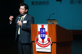 香港上海礇豐銀行鄺文昌高級副總裁闡述碳足印的概念。