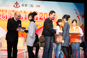 社會福利署聶德權署長(右二)及李三元主席(左一)於「壯志驕陽」嘉許禮上頒發嘉許獎狀。