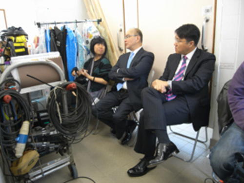 董事局成員前往東華東院《東風破》的拍攝場地探班。