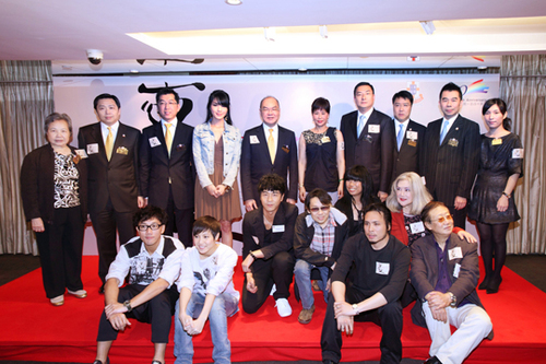 東華董事局與《東風破》導演、編劇及部分演員於煞科宴上合照。