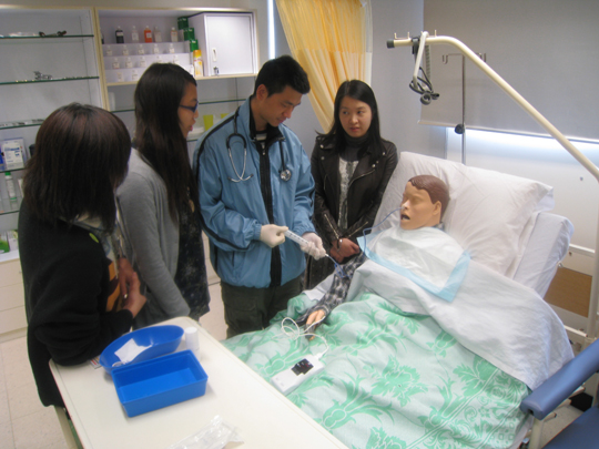 中大東華社區書院設有醫療健康實驗室，讓同學在摸擬的工作環境中學習。