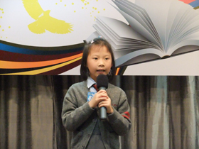 東華三院羅裕積小學2C班李玲怡同學以粵語說出《好鬥的蛇》故事。