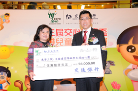 梁定宇主席（右）接受交通銀行香港分行副總經理陳霞芳女士頒贈的捐款支票。 