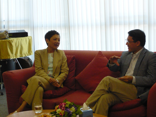 著名歌星葉麗儀小姐（左）接受嘉賓主持商業電台策劃總監黃永先生訪問，以過來人身份說出抑鬱症並不可怕。 