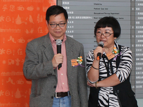 張鳳麟博士（左）及阮曼華博士現場主持「電影人生」直播節目。