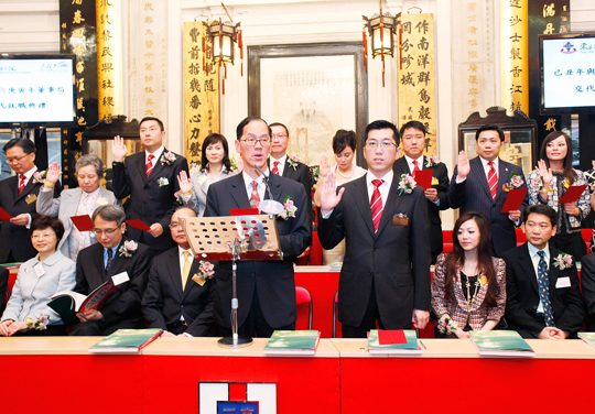 民政事務局局長曾德成太平紳士(左)為庚寅年董事局就職主持監誓。右為梁定宇主席。
