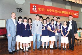 東華三院主席兼名譽校監梁定宇先生與辯論比賽冠軍馬振玉紀念中學的隊員合照。