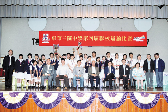 評判與進入四強的學校辯論隊合照。
