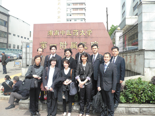 代表團於湖南中醫藥大學第一附屬醫院門外合照。