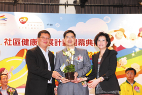 社會福利署大埔及北區助理福利專員吳庭光先生（中）主持開幕典禮。