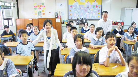 東華三院大埔及北區區域主任林樹垣先生（右）及葛蘭素史克有限公司副總裁何翠貞女士（左）到育賢學校主講「拜拜傳染病」講座。