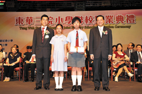 香港教育學院校長張炳良教授（右一）頒發畢業證書予各間小學畢業學生代表。