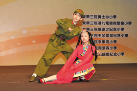 學生表演舞蹈。