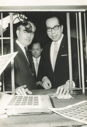 1970年4月9日東華三院服務百年發行紀念郵票，李東海主席（右）親到中區郵政總局購買郵票留作紀念。