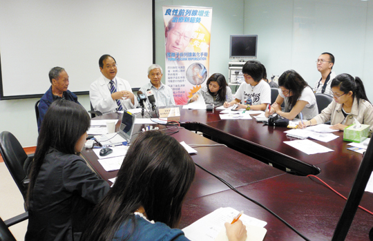 廣華醫院外科部主管葉維晉醫生(中)和兩名接受「等離子前列腺氣化手術」的康復者(坐在葉醫生兩側)與傳媒界分享手術成效。