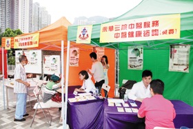 東華三院黃大仙醫院於「社區延展嘉年華」為參加市民提供免費中醫諮詢服務。