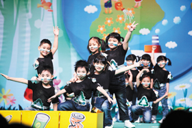 幼稚園及幼兒園學生表演。