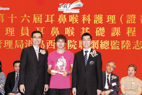 醫院管理局港島西醫院聯網總監陸志聰醫生(左)頒發畢業證書予畢業學員,由梁定宇主席(右)陪同。