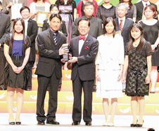 （左起）劉曉薇老師、黃志新老師、黃家琪老師和張佩珊老師獲行政長官曾蔭權先生（中）頒發獎項。