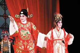 (上圖下圖)蓋鳴暉小姐及吳美英小姐精彩演出。