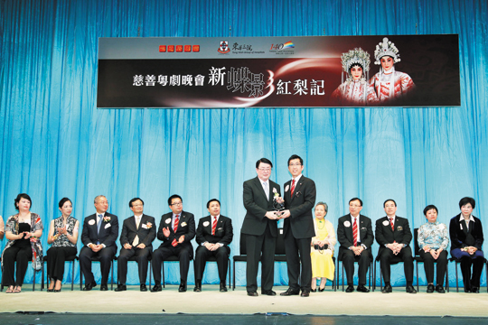 梁定宇主席（右）致送紀念品予衞生署林秉恩署長。