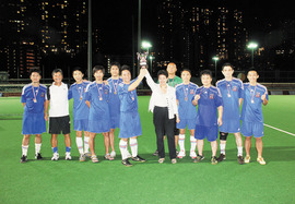 滙豐保險代表頒發盃賽季軍予足球隊隊員。