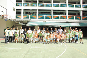 董事局成員與曾於廣華醫院接受治療的小朋友一起合照。