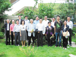 本院舉行環保分享會，邀得環境及自然保育基金主席龍炳頤教授（前排左五）及成員與本院董事一起巡視環保設施。