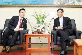 國務院港澳辦公室錢力軍司長（右）與梁定宇主席交流香港及東華三院事務。