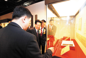 陳福今主任(左二)對各項展品甚感興趣。